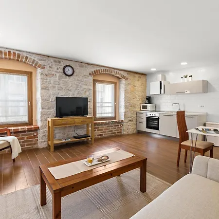 New!!!apartment Old Town Square ポレッチ